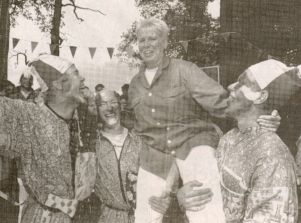 Carla Harenberg werd door de bielemannen van Hummelo op de schouders genomen (Foto: Henk Westerveld)