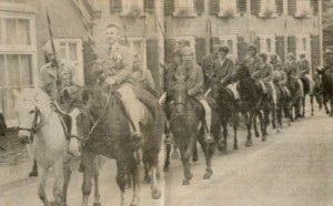 Ruiters in de Dorpsstraat van Hummelo