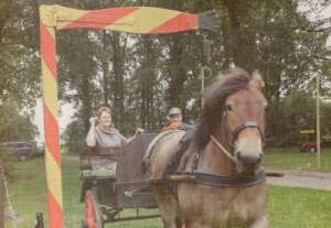 Geke Rexwinkel toont haar kunsten op de dogcar (Foto: Peter Hagenaars)